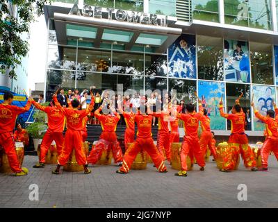 Professionelle Drachen-Tanz-Team anlässlich der Performing Company Eröffnung des neuen Jahres haben Glück im Sinne Drachen der Menschen in Asien Stockfoto