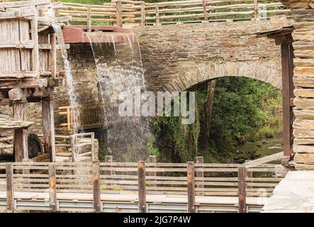 Ein Wasserstrom in einem alten Mühlengebäude in Taramundi, Asturien, das in ein Museum umgewandelt wurde Stockfoto