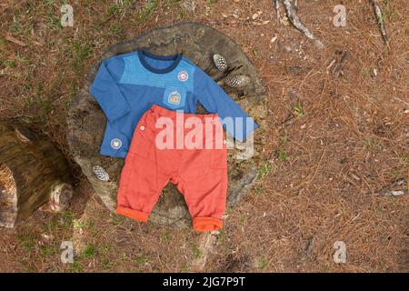 Set von Kleidung für Babys; Fotos auf natürlichem Hintergrund. Stockfoto