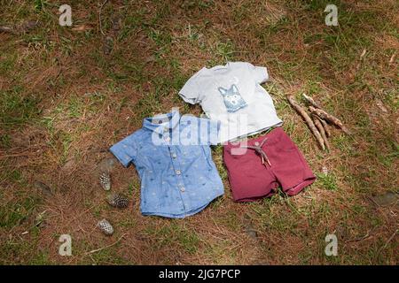 Set von Kleidung für Babys; Fotos auf natürlichem Hintergrund. Stockfoto