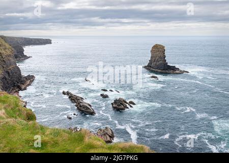 Ein Sea Stack und die Nordküstenklippen der Loophead-Halbinsel in der Grafschaft Mayo Stockfoto