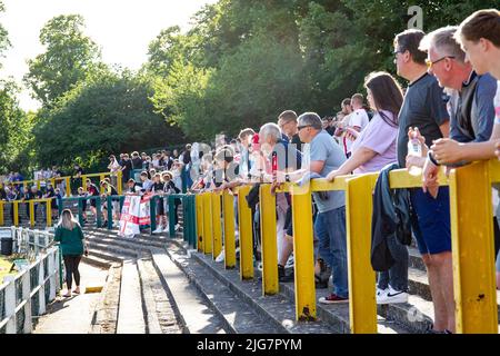 Fußballschauspieler beobachten das Spiel vom Stand auf einem nicht-League-Fußballplatz in England Stockfoto