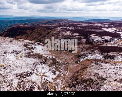 Eine Drohnenaufnahme von schneebedeckten Wanderwegen in den Bergen von Shropshire Stockfoto