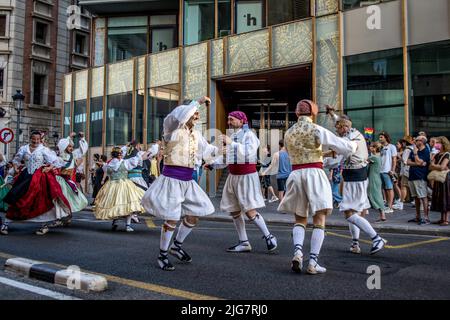 Bild einer Gruppe von Falleros in typischen valencianischen Kostümen, die traditionelle Tänze auf der Straße beim Gay Pride tanzen Stockfoto