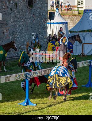 WYWAR CASTLE FEST, Demonstrationen von ritterlichen Kämpfen zwei Graveure prallten in einem Duell auf einem Speer zusammen Stockfoto