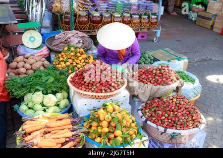 Bauern verkaufen frisch geerntete Erdbeeren in ihrem Garten in Da Lat, Vietnam Stockfoto