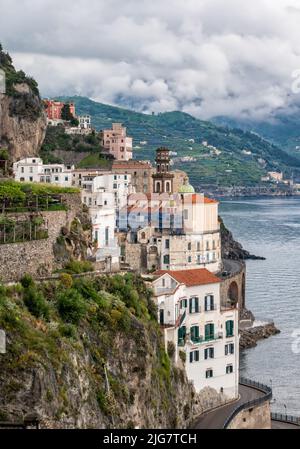 Kleine Stadt Atrani an der Amalfiküste in der Provinz Salerno, Region Kampanien, Italien. Die Amalfiküste ist ein beliebtes Reise- und Urlaubsziel Stockfoto