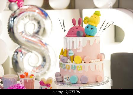 num Noms 8. Kindergeburtstag, mit 8. Geburtstagsballon, Kuchen Geburtstagskind. Stockfoto