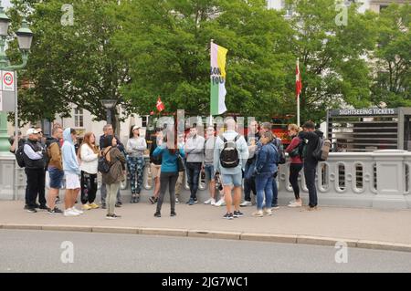 Kopenhagen /Dänemark/08 July 2022/Traveller gether for foot Tourism ir wlking City Tourin in danish capial Kopenhagen. (Foto..Francis Dean/Dean Picics. Stockfoto