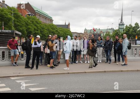 Kopenhagen /Dänemark/08 July 2022/Traveller gether for foot Tourism ir wlking City Tourin in danish capial Kopenhagen. (Foto..Francis Dean/Dean Picics. Stockfoto