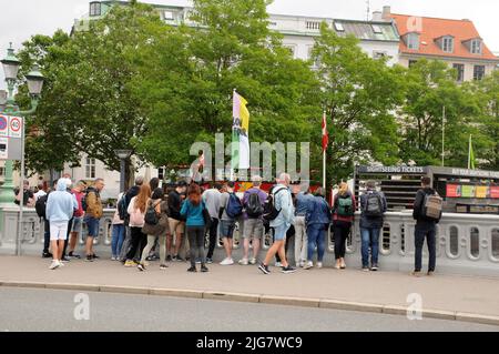 Kopenhagen /Dänemark/08 July 2022/Traveller gether for foot Tourism ir wlking City Tourin in danish capial Kopenhagen. (Foto..Francis Dean/Dean Picics. Stockfoto