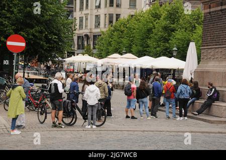 Kopenhagen /Dänemark/08 July 2022/Traveller gether for foot Tourism ir wlking City Tourin in danish capial Kopenhagen. (Foto..Francis Dean/Dean Picics. Stockfoto