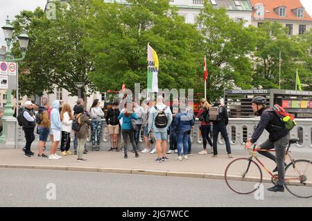 Kopenhagen /Dänemark/08 July 2022/Traveller gether for foot Tourism ir wlking City Tourin in danish capial Kopenhagen. (Foto..Francis Dean/Dean Picics. Stockfoto