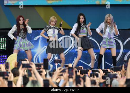 Die K-Pop-Mädchengruppe aespa treten am 8. Juli 2022 in New York auf der Bühne der „Good Morning America“ Summer Concert Series im Central Park auf. Stockfoto