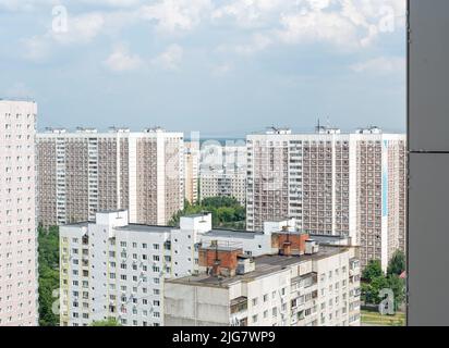 Blick vom Balkon auf mehrgeschossige Wohngebäude aus Betonplatten, Schlafbereiche der Metropole. Sommertag. Stockfoto