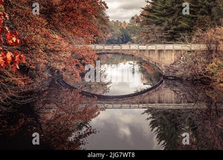 Brücke über den Wesserunsett-Bach im Acadia National Park, Maine Stockfoto