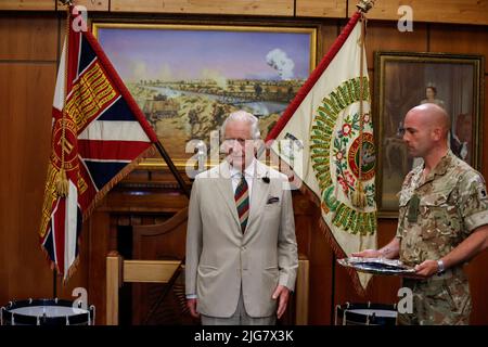 Der Prinz von Wales, Oberst des Oberst, überreicht den Mitgliedern des Bataillons Platin-Jubilee-Medaillen während eines Besuchs des 2.-Bataillons des Mercischen Regiments in den Weeton Barracks in Weeton-with-Preese in Lancashire, seine letzte Verlobung mit dem Bataillon, bevor es mit dem Bataillon 1. verschmilzt wird. Bilddatum: Freitag, 8. Juli 2022. Stockfoto