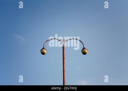 Low-Angle-Ansicht der beleuchteten Straßenbeleuchtung Stockfoto