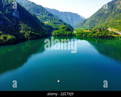 Eine malerische Aussicht auf den See Corlo (der See von Arsie) zwischen bewaldeten Bergen, Italien Stockfoto