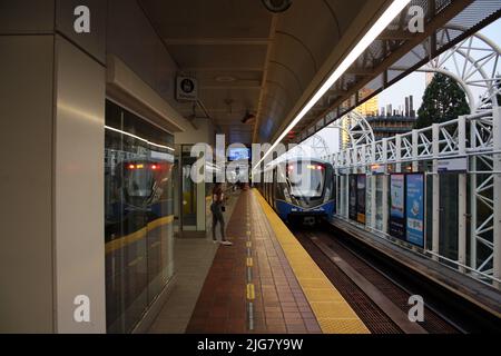 Ein Skytrain, der die Pherson Station in Burnaby, British Columbia, Kanada verlässt Stockfoto