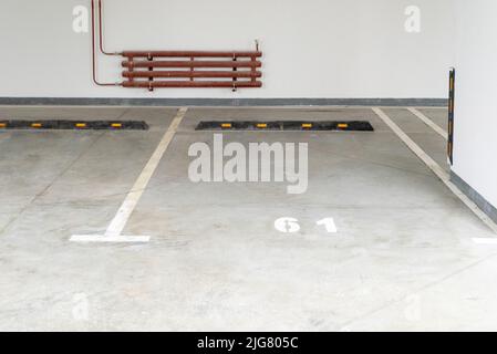 Parkplatz in der Tiefgarage mit Parkeinschränkungen und Heizung. Neues Haus. Stockfoto