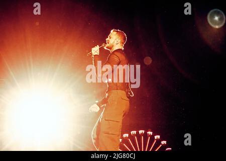 Madrid, Spanien. 08.. Juli 2022. Dan Reynolds von Imagine Dragons tritt auf der Bühne des MadCool in Ifema, Madrid, auf. Kredit: SOPA Images Limited/Alamy Live Nachrichten Stockfoto