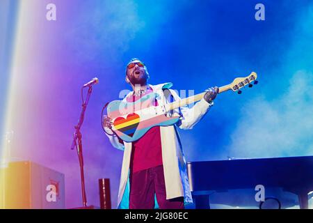 Madrid, Spanien. 08.. Juli 2022. Ben McKee von Imagine Dragons tritt auf der Bühne des MadCool in Ifema, Madrid, auf. Kredit: SOPA Images Limited/Alamy Live Nachrichten Stockfoto