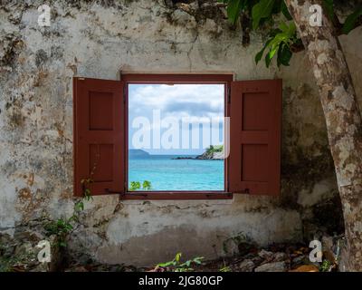 Fenster mit Blick auf das tropische Wasser von einem verlassenen Gebäude auf der US Virgin Island Stockfoto