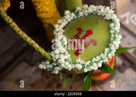 kalash pooja steht für Wohlstand und Macht in der hinduistischen Religion.Ein Kupfertopf ist mit Wasser gefüllt. Kalash ist das Symbol des Überflusses und der Quelle des Lebens. Stockfoto