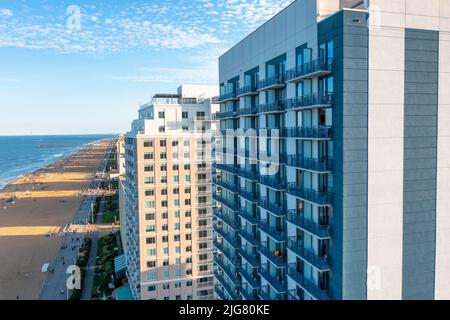 Luftaufnahme von Hotels und dem Meer in Virginia Beach bei Sonnenuntergang Stockfoto