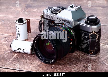 Alte Yashica Single Lens Reflex 35mm Filmkamera und Filmrollen Stockfoto