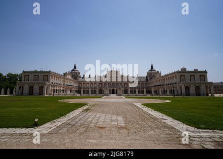 Aranjuez, Spanien. 3. Juli 2022. Fassade des Haupteingangs und Gärten des Königspalastes von Aranjuez. Stockfoto