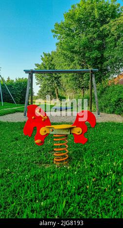 Kinderspielplatz mit Pferd und Schaukel in Niederbayern Stockfoto