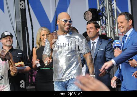 New York, USA. 08.. Juli 2022. Rapper Flo Rida tritt am 8. Juli 2022 in New York City in der TV-Show „Fox and Friends“ auf. (Foto von Efren Landaos/Sipa USA) Quelle: SIPA USA/Alamy Live News Stockfoto