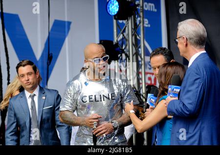 New York, USA. 08.. Juli 2022. Rapper Flo Rida tritt am 8. Juli 2022 in New York City in der TV-Show „Fox and Friends“ auf. (Foto von Efren Landaos/Sipa USA) Quelle: SIPA USA/Alamy Live News Stockfoto