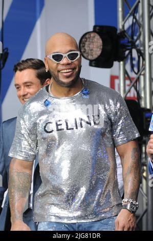 New York, USA. 08.. Juli 2022. Rapper Flo Rida tritt am 8. Juli 2022 in New York City in der TV-Show „Fox and Friends“ auf. (Foto von Efren Landaos/Sipa USA) Quelle: SIPA USA/Alamy Live News Stockfoto