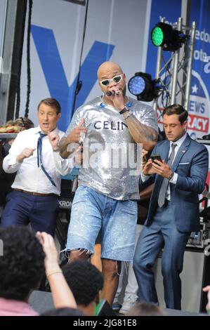 New York, USA. 08.. Juli 2022. Rapper Flo Rida tritt am 8. Juli 2022 in New York City in der TV-Show „Fox and Friends“ auf. (Foto von Efren Landaos/Sipa USA) Quelle: SIPA USA/Alamy Live News Stockfoto