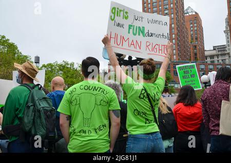 Eine Nahaufnahme der Menschen auf dem Union Square, um sich gegen das Abtreibungsverbot zu mobilisieren Stockfoto