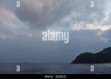 Sonnenuntergang über dem Meer in Hong Kong City Stockfoto