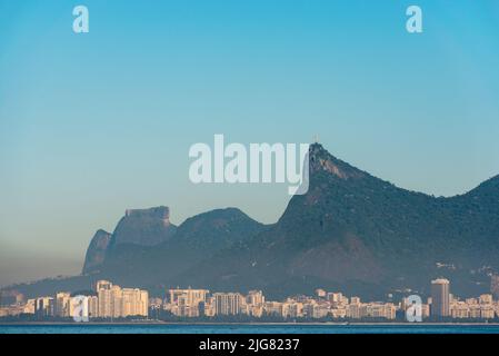 Blick auf die Berge von Rio de Janeiro mit Cordovado und Pedra da Gavea Stockfoto