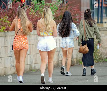 Glasgow, Schottland, Großbritannien 8.. Juli 2022. Die Fans des Trnsmt Festivals überfluten die Stadt, während sie die Straßen mit Farbe und Fleisch füllen. Credit Gerard Ferry/Alamy Live News Stockfoto