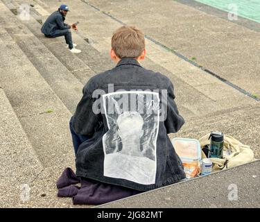 Glasgow, Schottland, Großbritannien 8.. Juli 2022. Die Fans des Trnsmt Festivals überfluten die Stadt, während sie die Straßen mit Farbe und Fleisch füllen. Credit Gerard Ferry/Alamy Live News Stockfoto