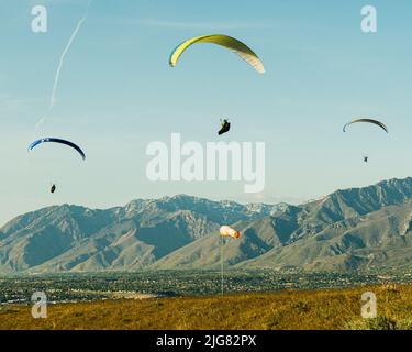 Drei Gleitschirme fliegen in der Nähe des Point of the Mountain in Salt Lake City, Utah, USA Stockfoto