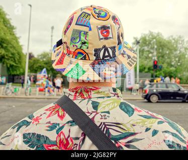 Glasgow, Schottland, Großbritannien 8.. Juli 2022. Die Fans des Trnsmt Festivals überfluten die Stadt, während sie die Straßen mit Farbe und Fleisch füllen. Credit Gerard Ferry/Alamy Live News Stockfoto