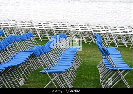 Weiße und blaue Stuhlreihen im Garten des Kapitols der Vereinigten Staaten auf der National Mall; Washington, D.C. Stockfoto