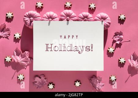 Pinkfarbenes Papier mit Hintergrund und Herbstdekor. Text Happy Holidays. Stockfoto