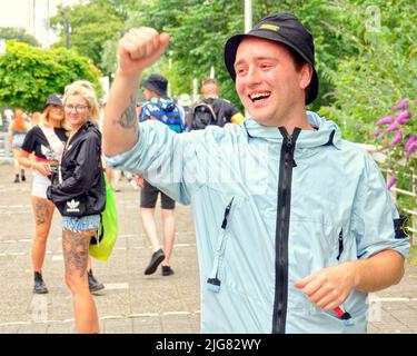 Glasgow, Schottland, Großbritannien 8.. Juli 2022. Die Fans des Trnsmt Festivals überfluten die Stadt, während sie die Straßen mit Farbe und Fleisch füllen. Credit Gerard Ferry/Alamy Live News Stockfoto