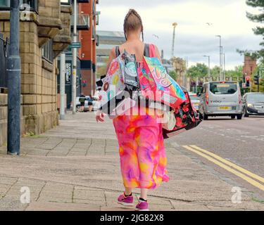 Glasgow, Schottland, Großbritannien 8.. Juli 2022. Die Fans des Trnsmt Festivals überfluten die Stadt, während sie die Straßen mit Farbe und Fleisch füllen. Credit Gerard Ferry/Alamy Live News Stockfoto