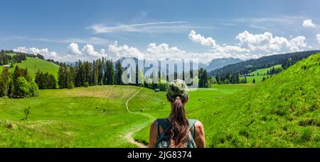 Frau beim Wandern im Bregenzerwald in Vorarlberg Stockfoto