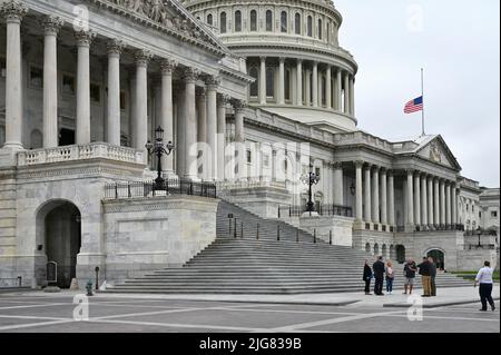 Halbmast am Kapitol der Vereinigten Staaten auf der National Mall; Washington, D.C. Stockfoto